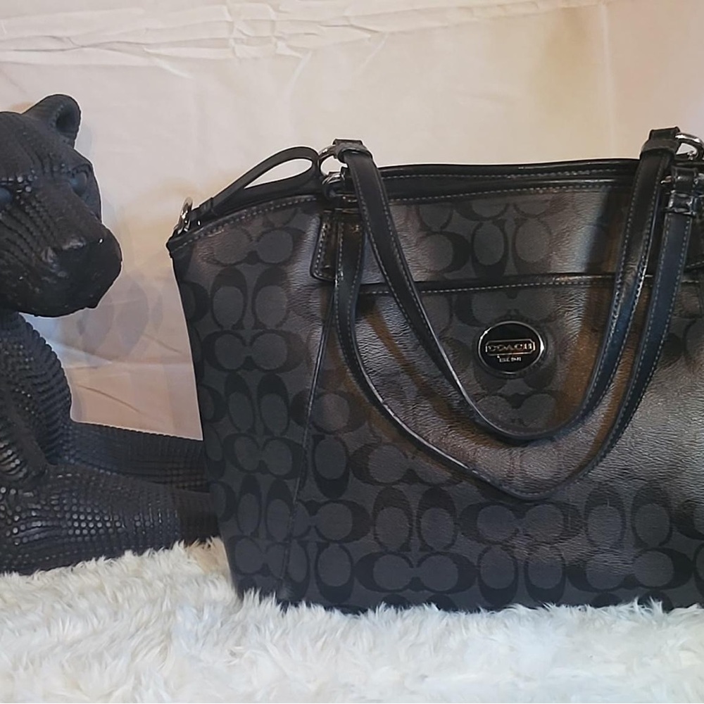 Coach logo tote bag in black with shoulder strap